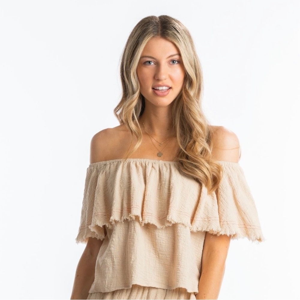 NWOT Off shoulder raw hem flounce top!